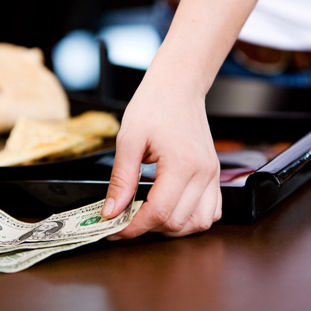 3 Reasons to Pay Your Tipped Employees With Automated Cashless Tips